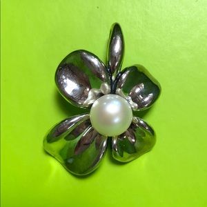 Silver flower pendant.